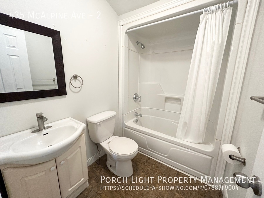 Building Photo - 1 Bedroom Plus Den. Brand New Renovations. Private Laundry.