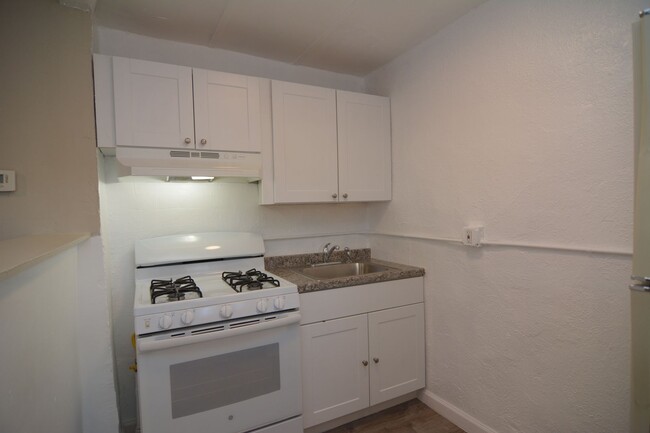 Foto del edificio - Charming 1 Bedroom 1 Bath Duplex! Great Ce...