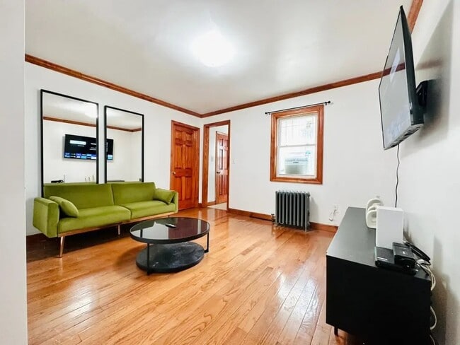 Foto del edificio - Furnished room/NOT APARTMENT