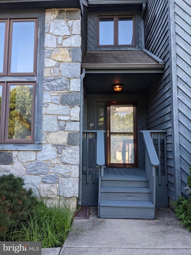 Building Photo - 103 Foxfire Dr