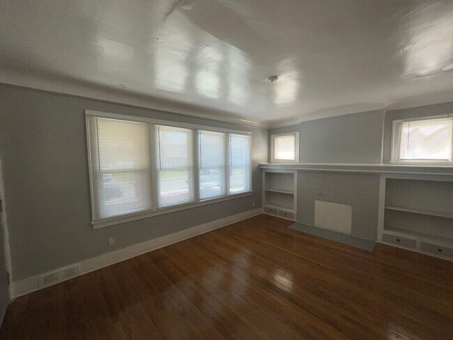 Building Photo - 12375 Santa Rosa Dr
