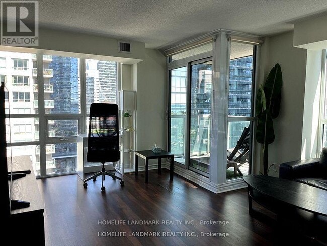 Photo du bâtiment - 19 Grand Trunk Crescent