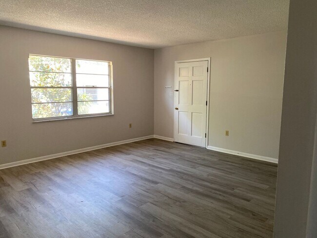 Foto del edificio - Spacious 2BR/1BA Townhouse in Prime Lakeland Location