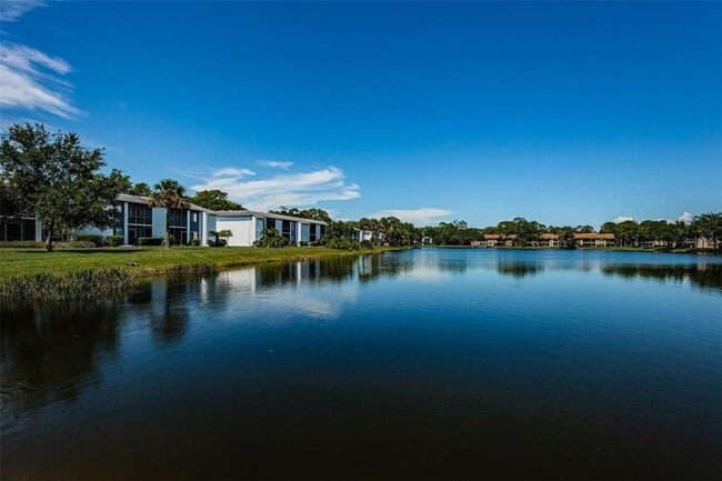 Building Photo - 207 Woodlake Wynde