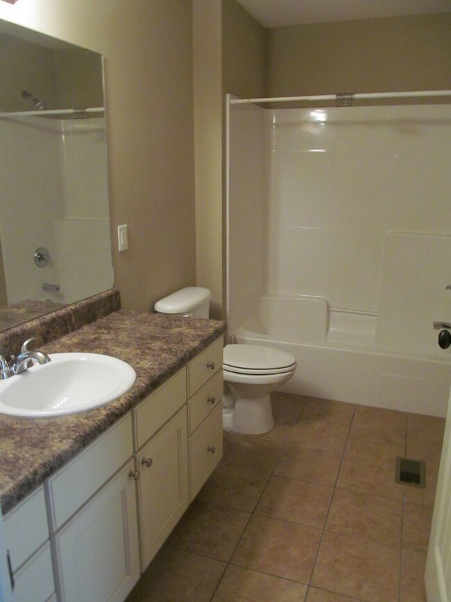 Building Photo - 7220 Quail Hollow Dr