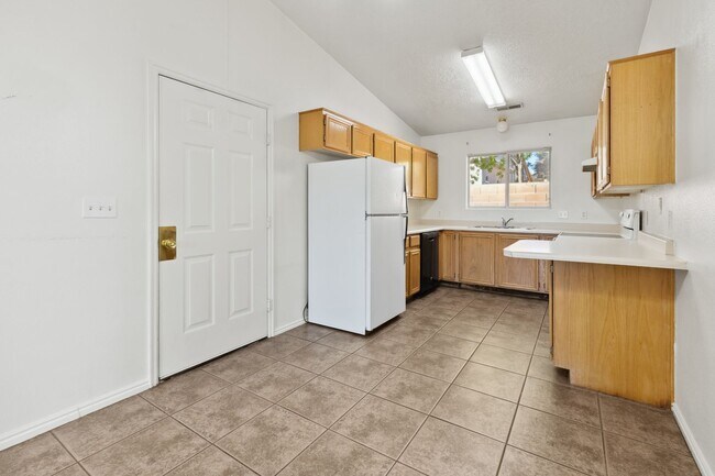 Building Photo - Tri-Plex for Rent