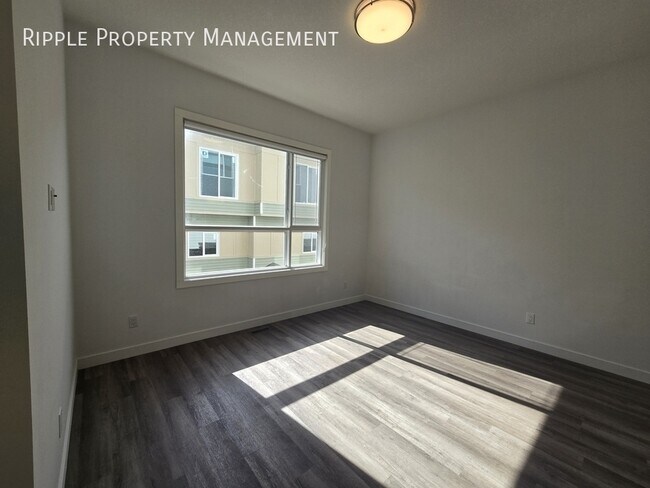Photo du bâtiment - MODERN 2 BEDS, 2.5 BATHS TOWNHOUSE | PET FRIENDLY | PANORAMA HILLS