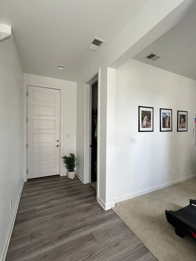 Building Photo - Modern 3 Bed/3 Bath Townhome in Broomfield...