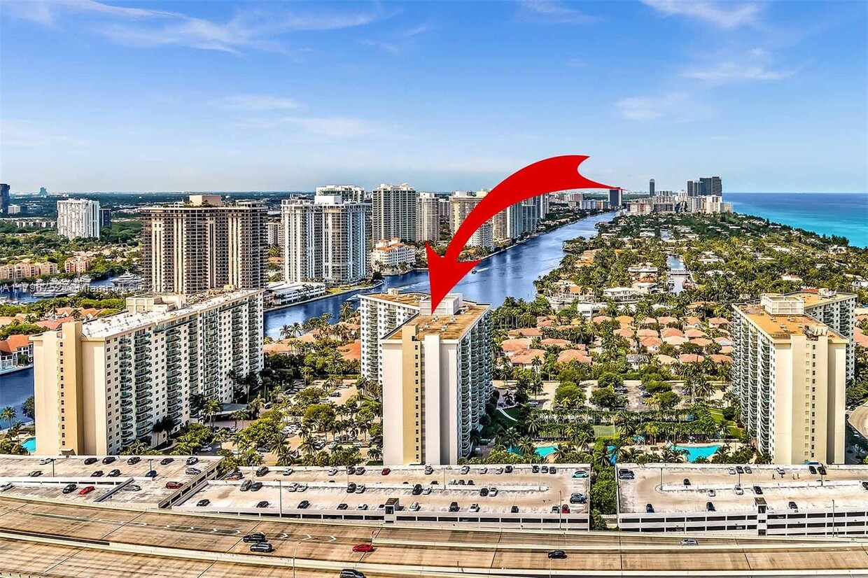 Foto principal - 19380 Collins Ave