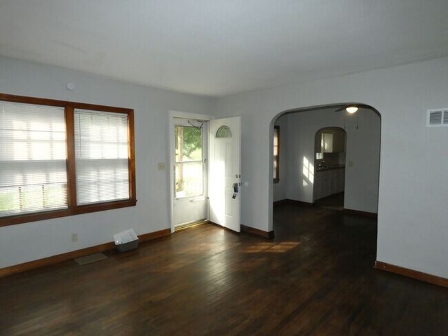 Foto del edificio - Riverside Home Ready to Lease-4701 N Green Hills Rd