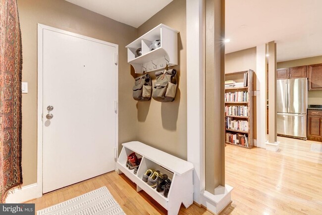 Foto del edificio - 1651 Lamont St NW