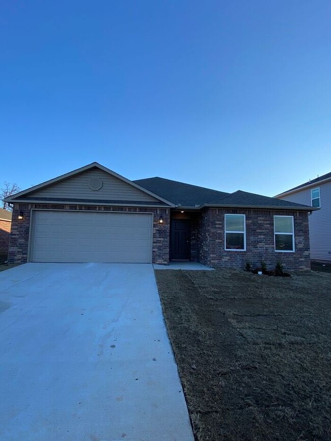 Building Photo - Three Bedroom | Two Bathroom Home in Fox Tail