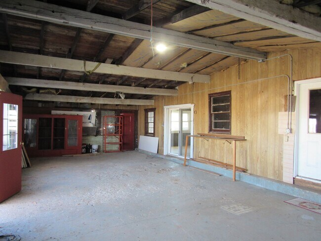 Building Photo - Westside Rural One Level
