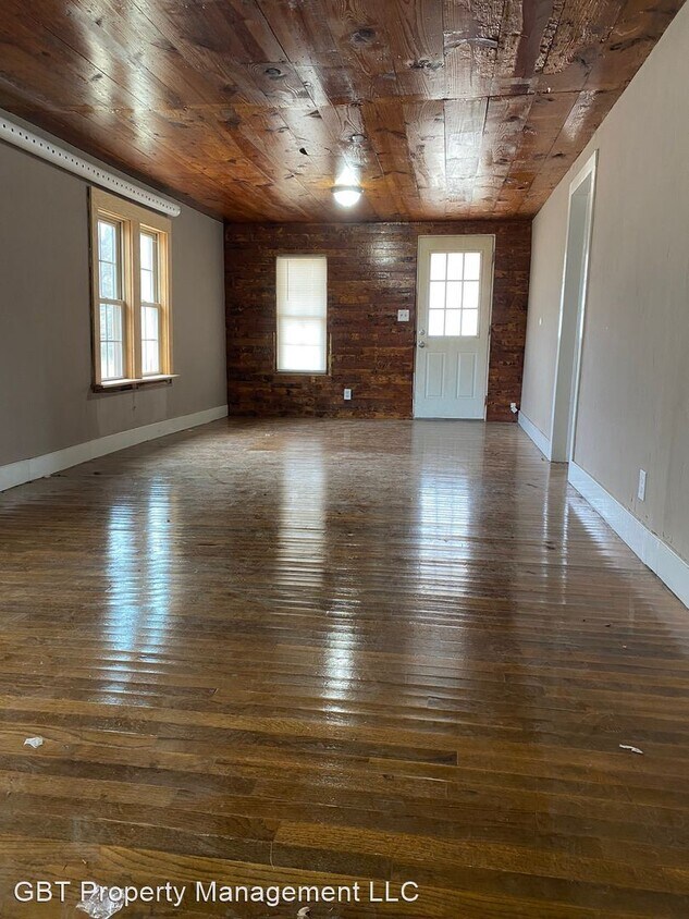 Primary Photo - 2 br, 1 bath House - 310 S. Elm St.