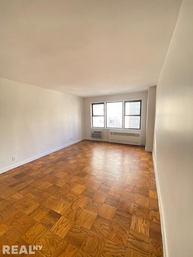 Building Photo - 236 E 36th St