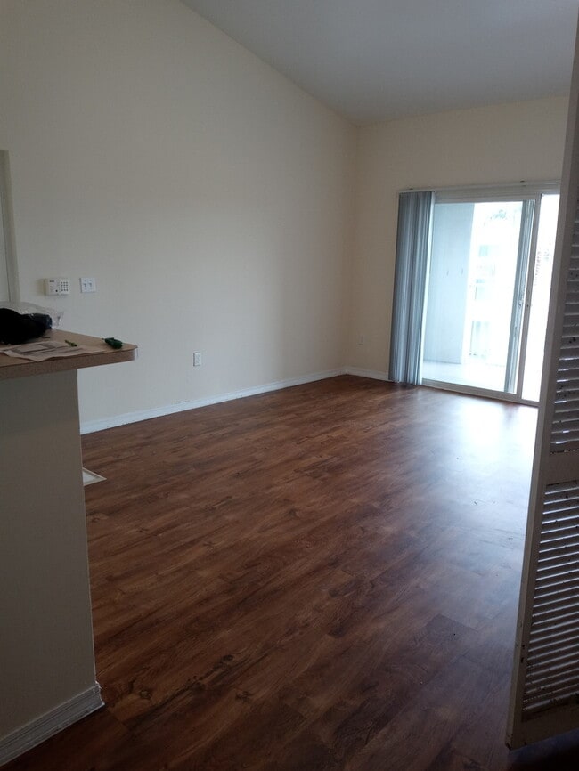 Building Photo - Cozi 1bed/1bath, wood flooring, new carpet...