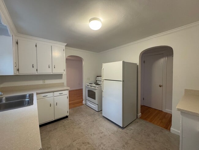 Building Photo - Pet-Ok | Charming Single-Family Ranch in C...