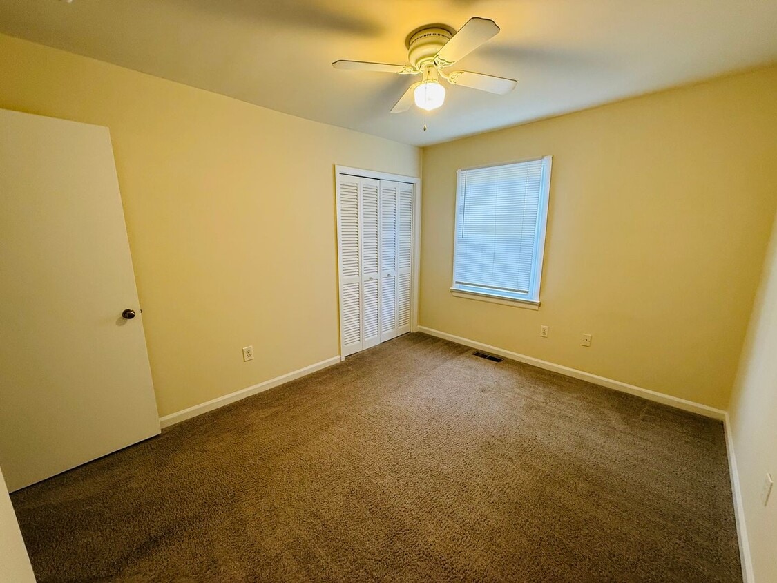 4 Bedroom, 2.5 Bath Townhouse - 3 Bedroom, 2.5 Bath Townhouse