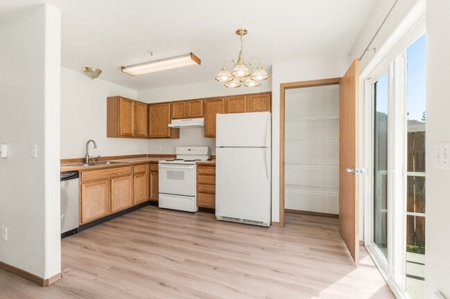Building Photo - 3 bed 2 bath townhome