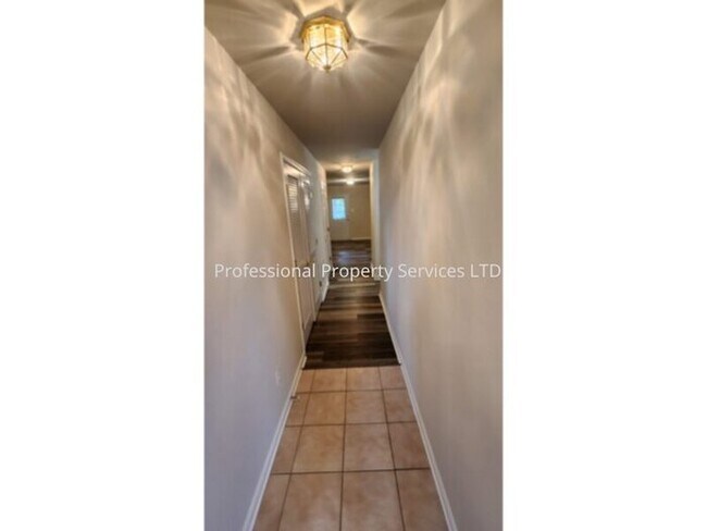 Foto del edificio - Price Correction! Luxury Townhome In The Villages Of Urbana