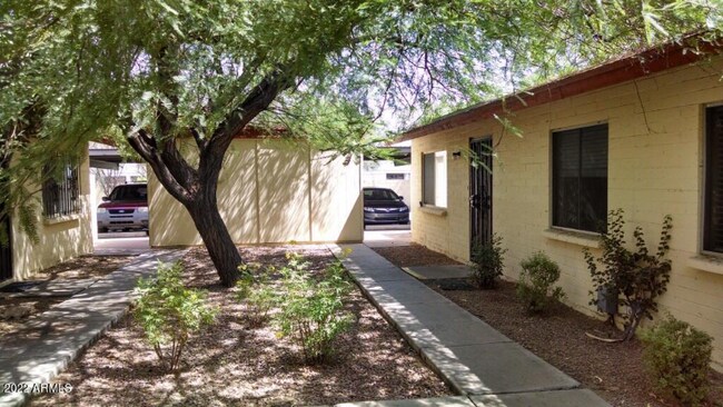 Building Photo - 904 W Malibu Dr