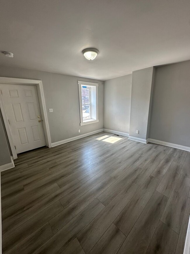 Building Photo - 2 Bed, 1 Bath Rowhome Available