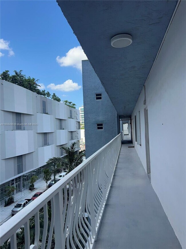 Foto del edificio - 677 NE 24th St