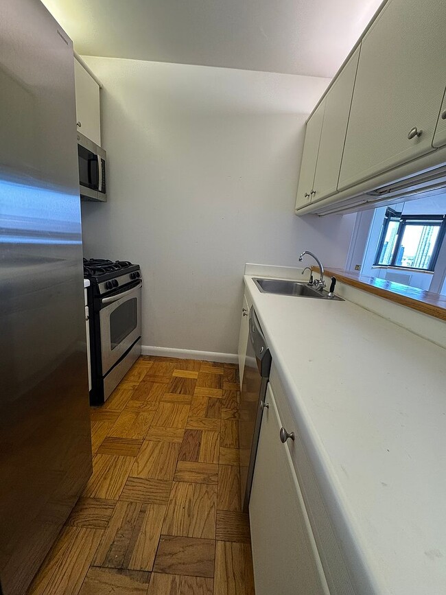 Foto del edificio - 415 E 37th St