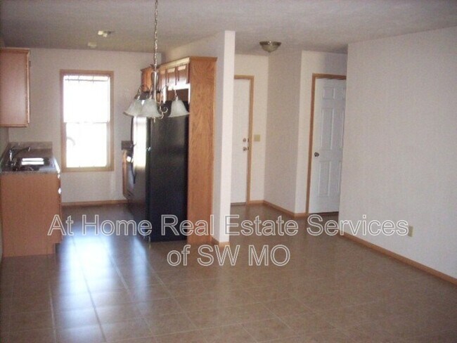 Building Photo - 2307 W Parkview Ave