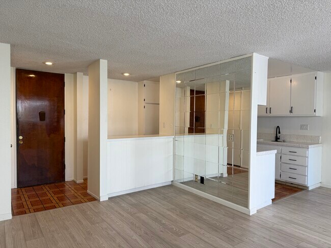 Building Photo - 5900 Canterbury Dr