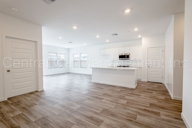 Foto del edificio - 4 Bedroom/2 Bath Home with Paid Solar in the Southwest - $2650 Per Month!