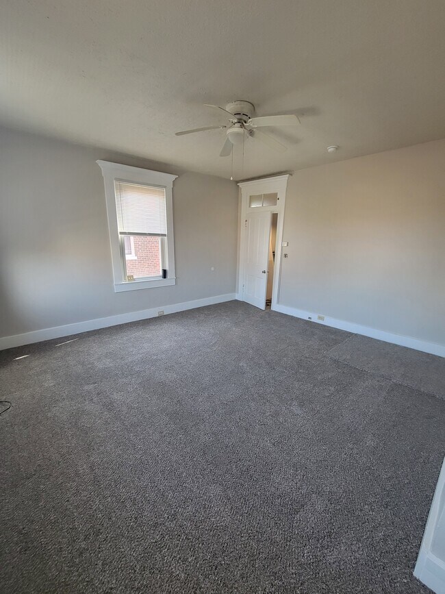 Building Photo - 224 6th Ave