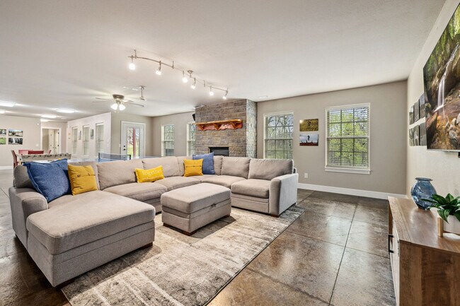 Building Photo - 305 Peach Orchard Rd