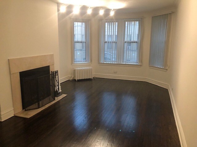 Living Room w/Wood-Burning Fireplace - 1337 W Lunt Ave
