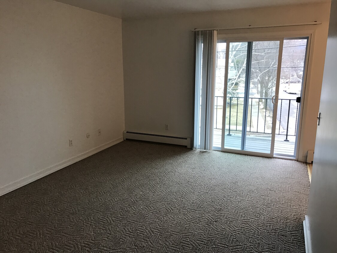 Living Room w/ Private Balcony - 104 W Pulteney St