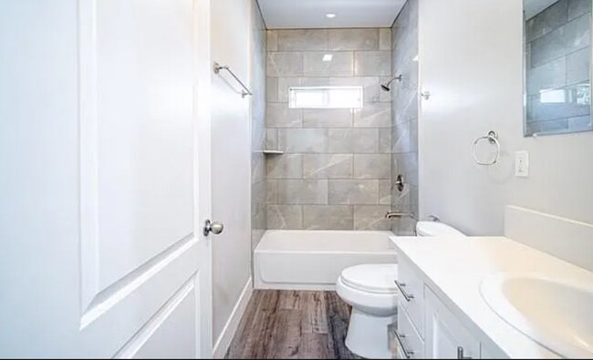 Foto del edificio - 6845 Radford Ave