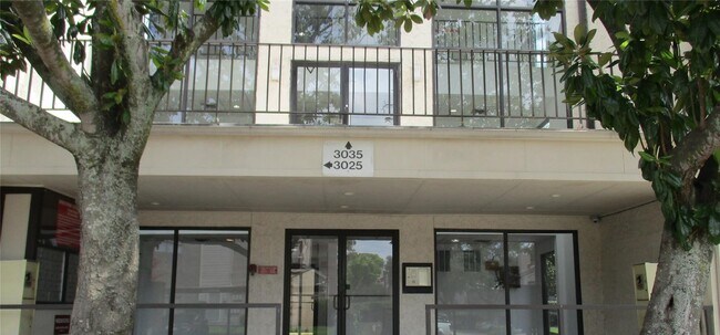 Foto del edificio - 3025 Walnut Bend Ln