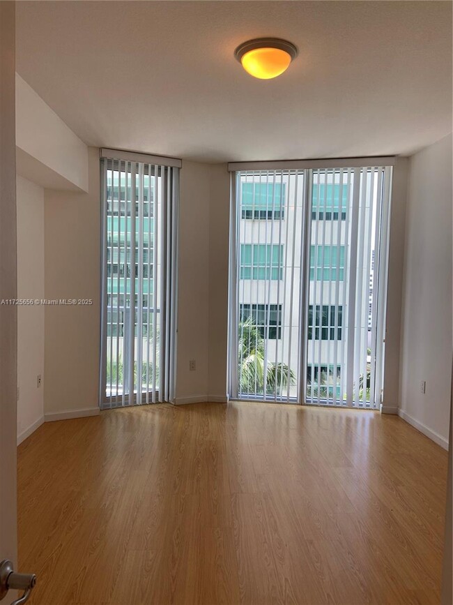 Foto del edificio - 185 SW 7th St