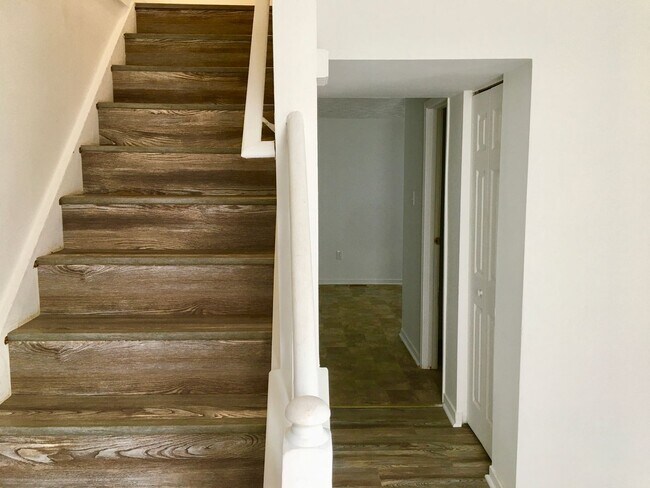 Foto del edificio - King George Spacious 2 Bedroom End Unit Townhouse