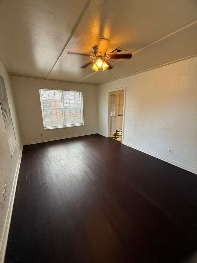 Photo - 2 Bed 1 Bath Duplex For Lease NOW! House