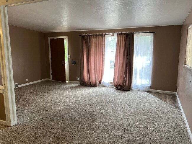 Foto del edificio - Amazing price amazing location 3+ bedroom house available 9/26