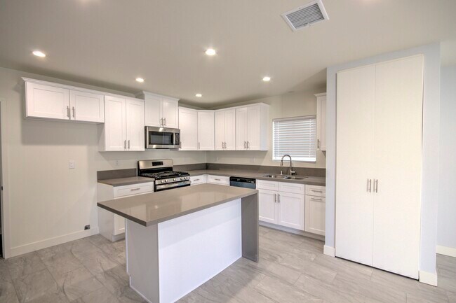 Building Photo - 14604 Cohasset St