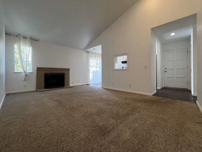 Building Photo - Upstairs 2 Bedroom Condo