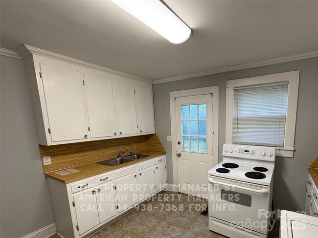 Building Photo - 132 Lilly Ave
