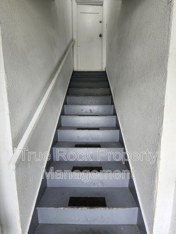 Building Photo - 204 1/2 E 2nd