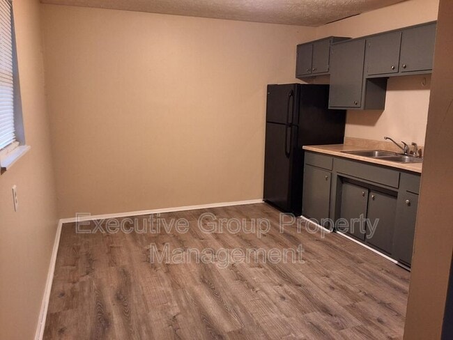 Building Photo - 1190 Lois Ln