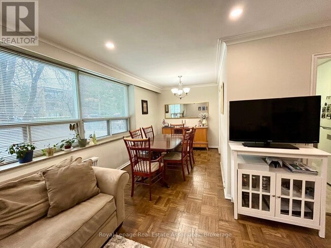 Building Photo - 6 Meadowbrook Rd