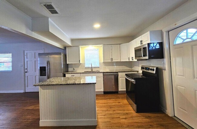 Foto del edificio - This stunning 3-bedroom, 1.5-bathroom hous...