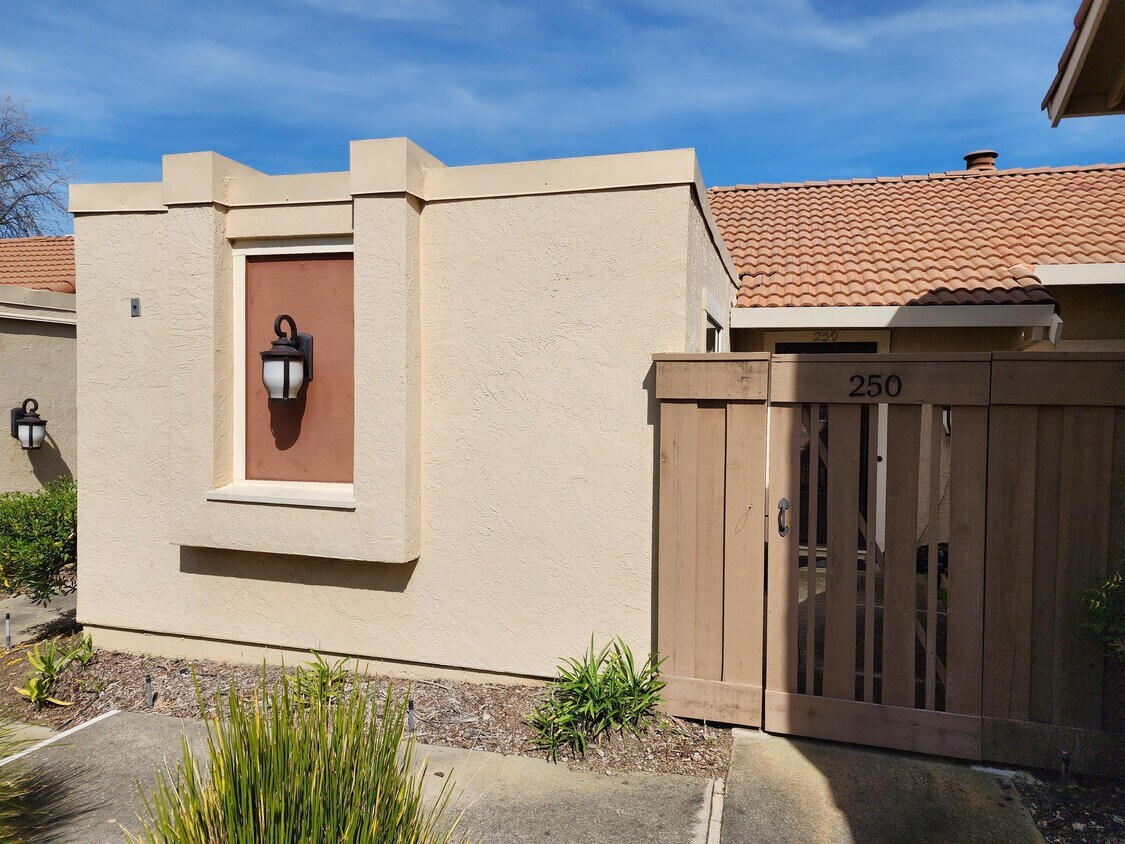 Primary Photo - 250 Northcreek Cir