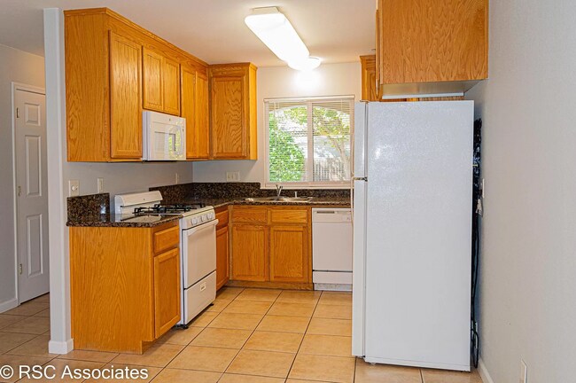 Building Photo - 1363 E Lindo Ave